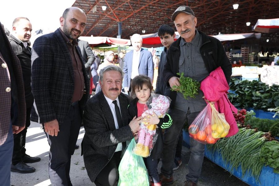 Başkan Palancıoğlu, Yıldırım Beyazıt Pazar Yerinde Sevgiyle Karşılandı