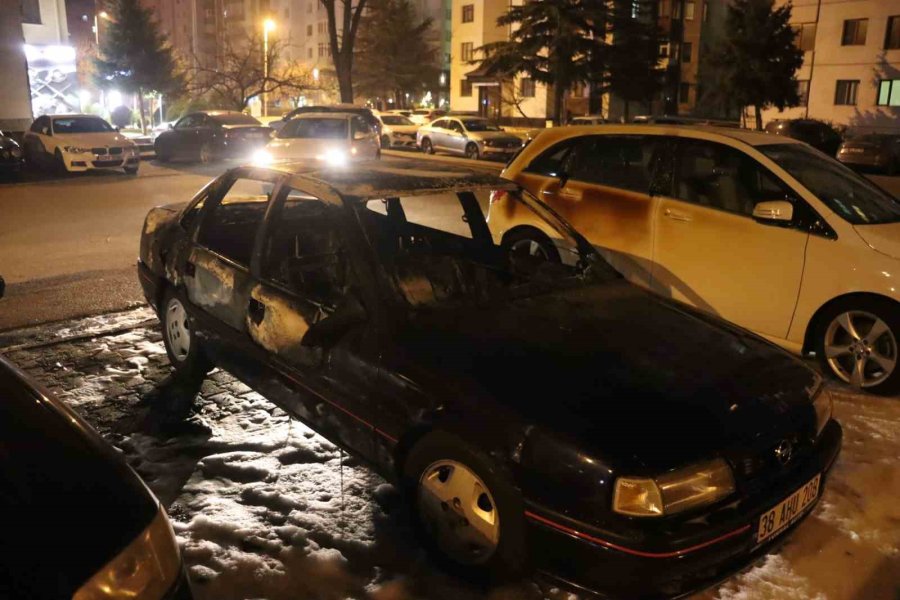 Park Halindeki Otomobil Cayır Cayır Yandı