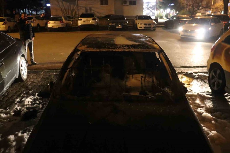 Park Halindeki Otomobil Cayır Cayır Yandı