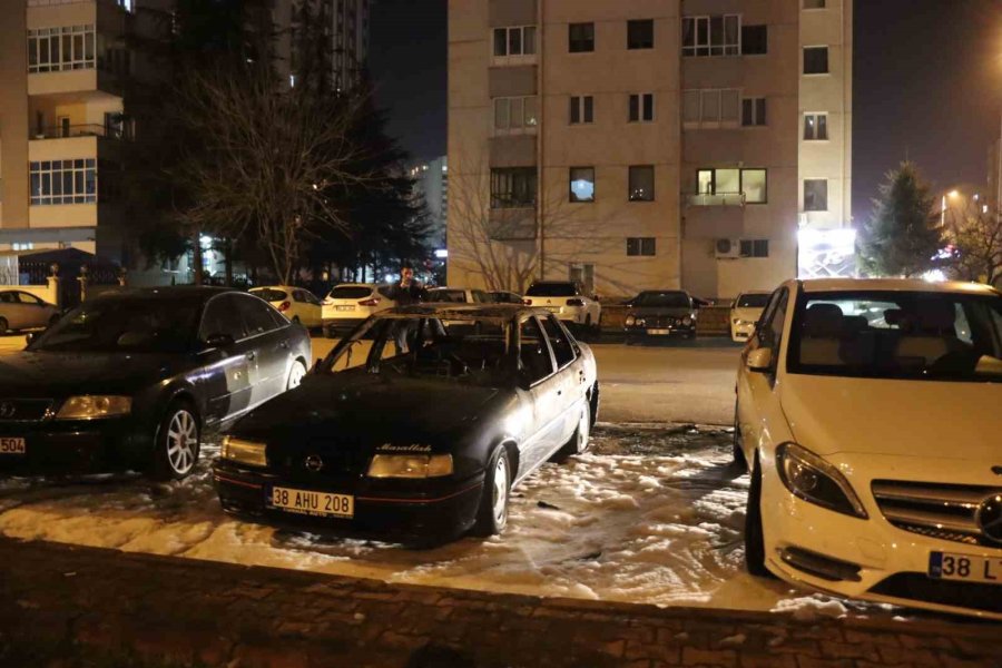 Park Halindeki Otomobil Cayır Cayır Yandı