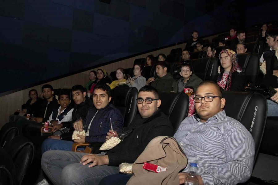Mola Evinin Özel Bireyleri Sinema Etkinliği İle Eğlendi