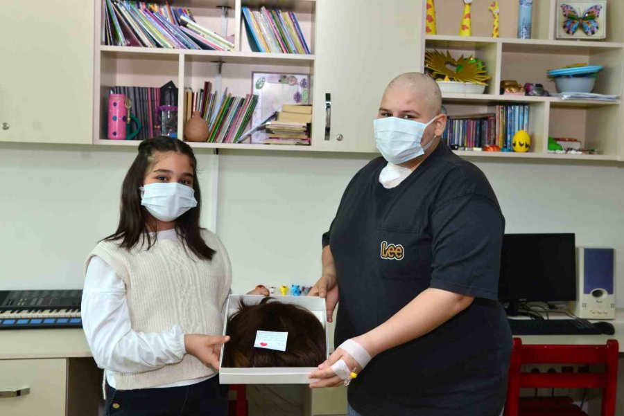 Yaşı Küçük Gönlü Büyük: Saçlarını Hediye Etti