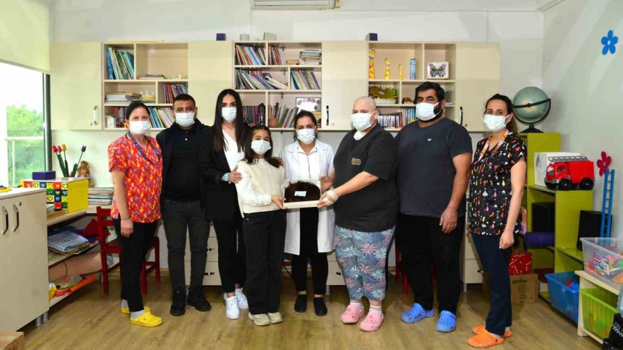 Yaşı Küçük Gönlü Büyük: Saçlarını Hediye Etti