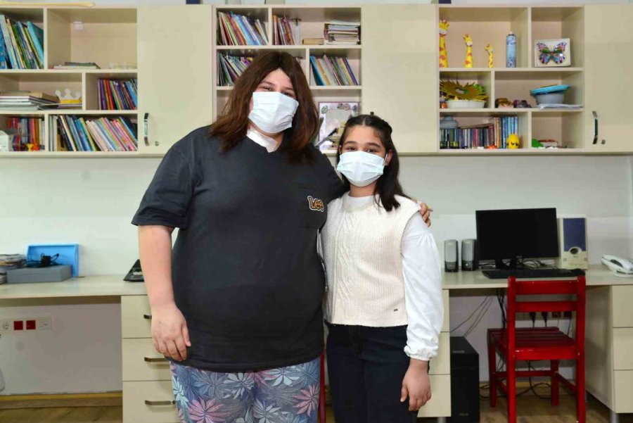 Yaşı Küçük Gönlü Büyük: Saçlarını Hediye Etti