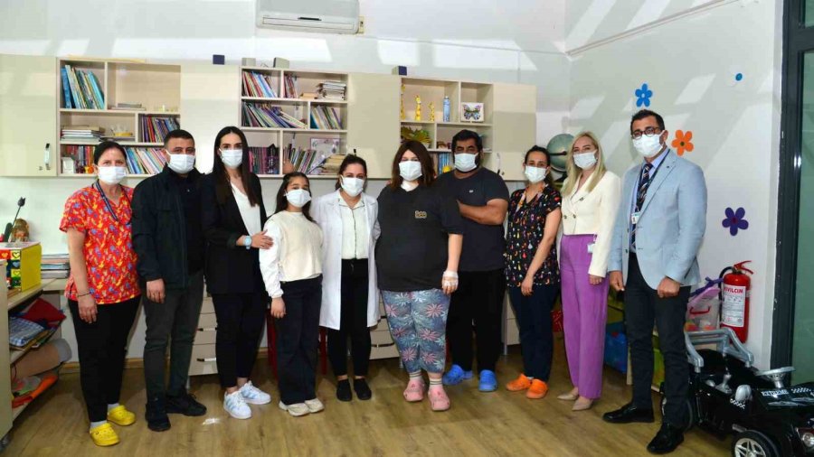 Yaşı Küçük Gönlü Büyük: Saçlarını Hediye Etti