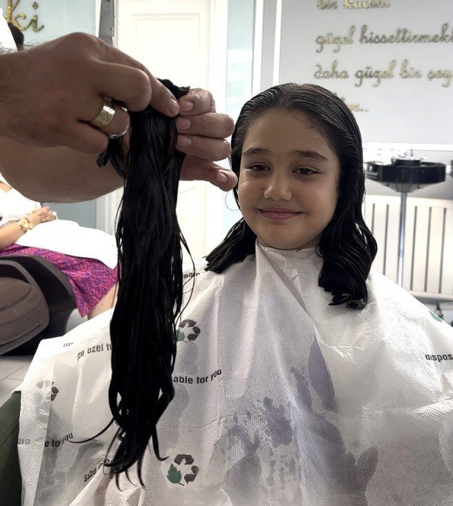 Yaşı Küçük Gönlü Büyük: Saçlarını Hediye Etti