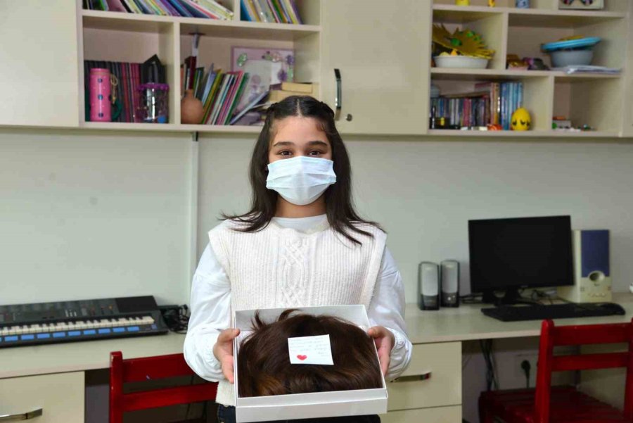 Yaşı Küçük Gönlü Büyük: Saçlarını Hediye Etti