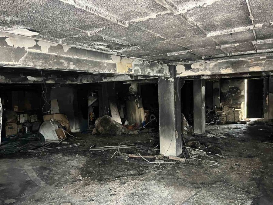 Yangında Kullanılamaz Hale Gelen 3 Bloklu Apartman Tahliye Ediliyor