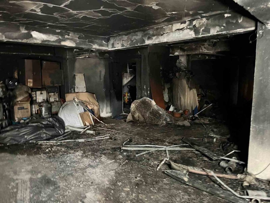 Yangında Kullanılamaz Hale Gelen 3 Bloklu Apartman Tahliye Ediliyor