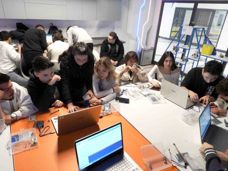 Antalya Bilim Merkezi’nde Yarışma Sergisi