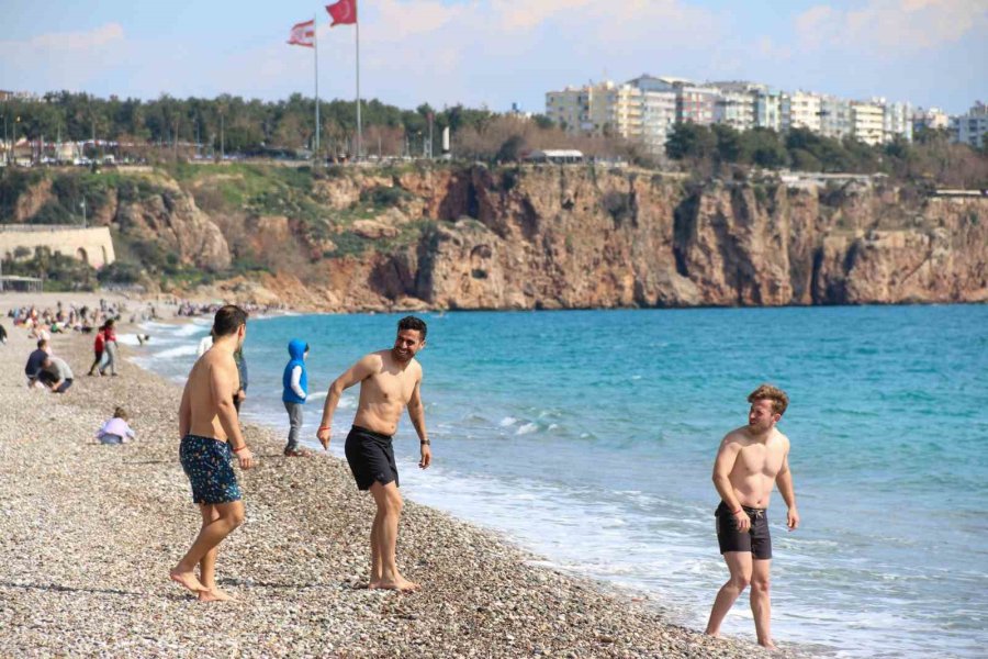 Antalya’da Bahar Havası, Sıcaklığı Hisseden Denize Koştu