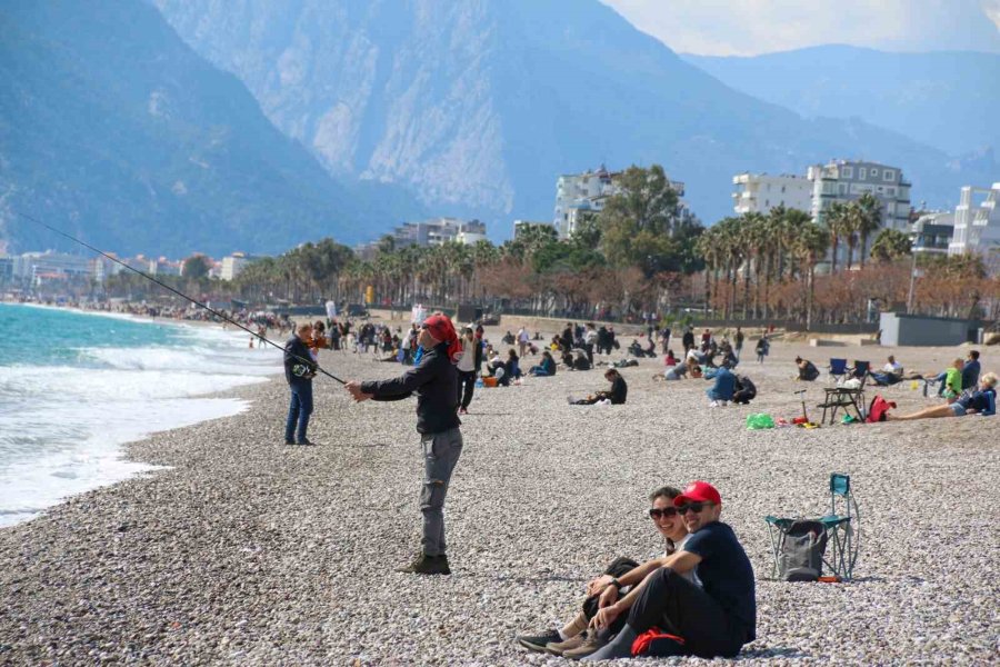 Antalya’da Bahar Havası, Sıcaklığı Hisseden Denize Koştu