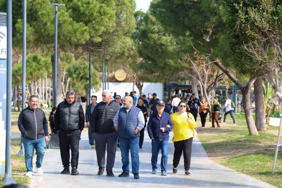 Antalya’da Bahar Havası, Sıcaklığı Hisseden Denize Koştu
