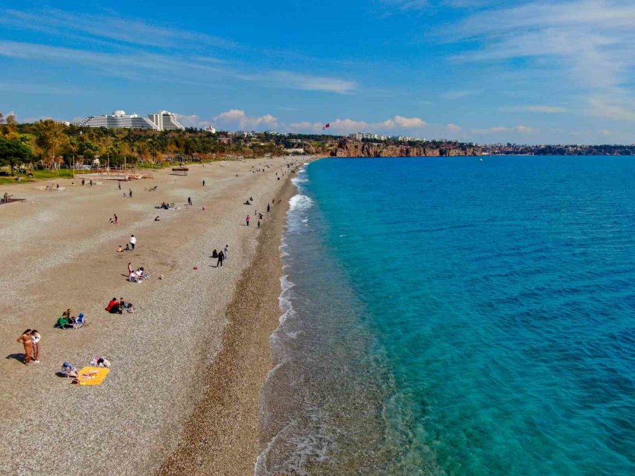 Antalya’da Bahar Havası, Sıcaklığı Hisseden Denize Koştu