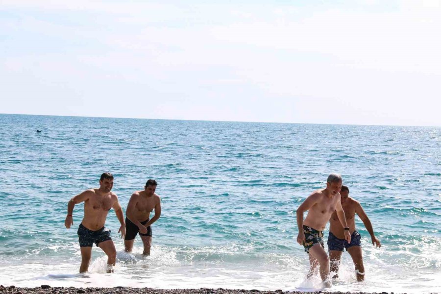 Antalya’da Bahar Havası, Sıcaklığı Hisseden Denize Koştu