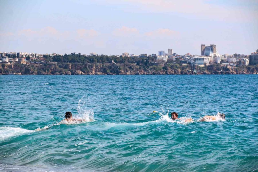 Antalya’da Bahar Havası, Sıcaklığı Hisseden Denize Koştu