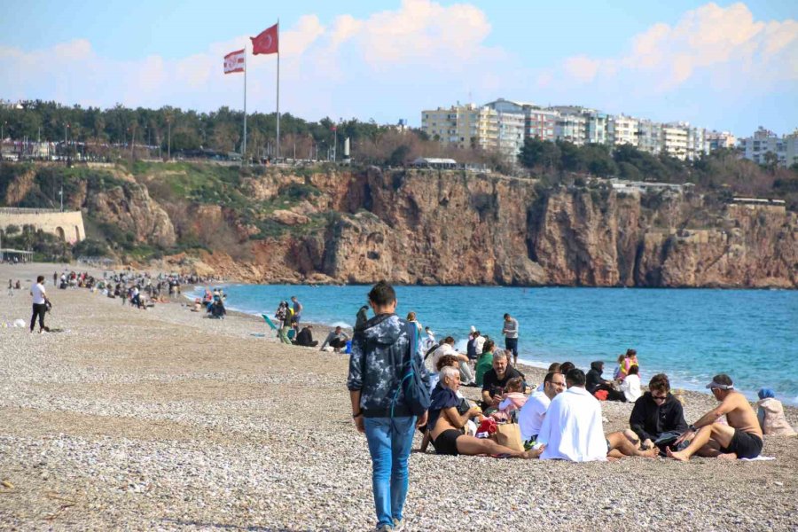Antalya’da Bahar Havası, Sıcaklığı Hisseden Denize Koştu