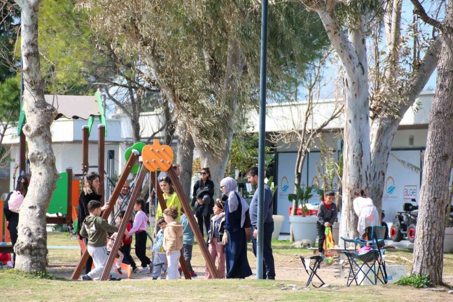 Antalya’da Bahar Havası, Sıcaklığı Hisseden Denize Koştu