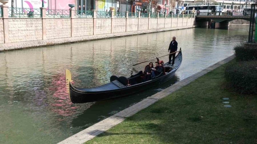 Güzel Havayı Fırsat Bilen Vatandaşlar Sokaklara Akın Etti