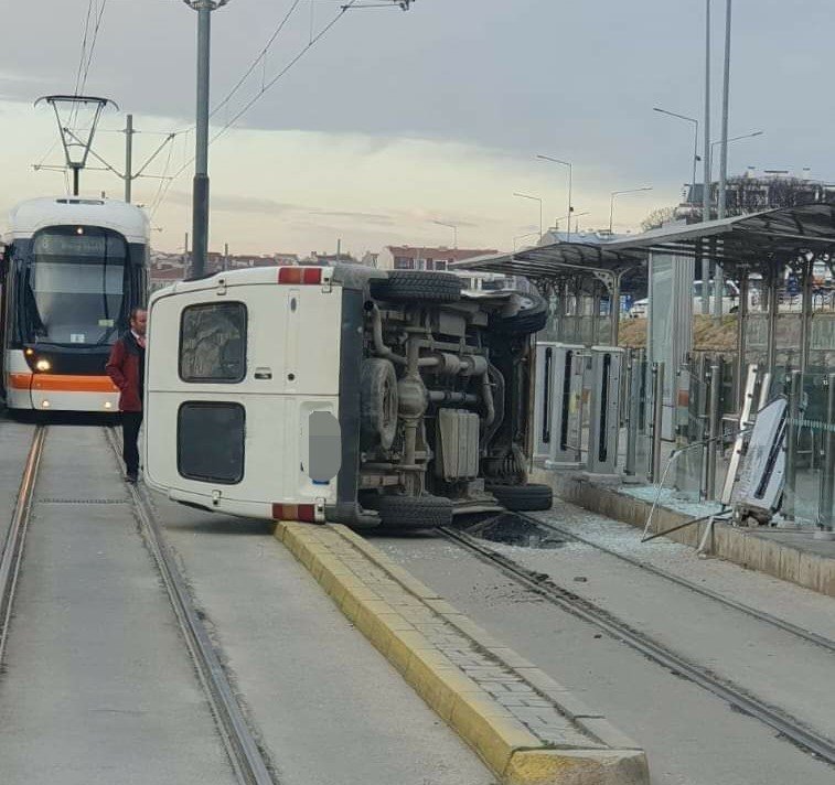 Tramvay Yolundan Giderken Devrilen Minibüs Seferleri Aksattı