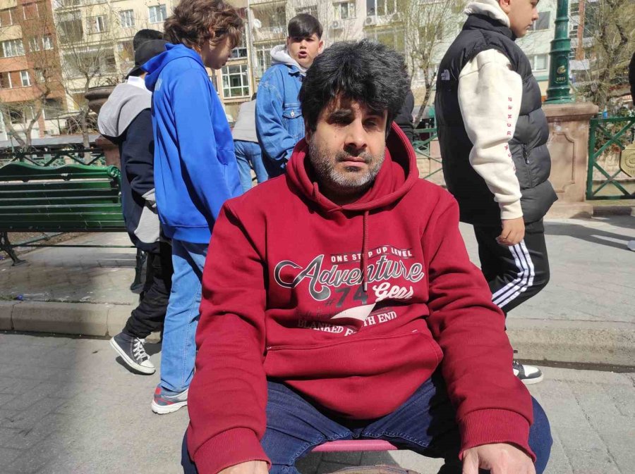 Eşini Kaybeden Engelli Müzisyen Tüm Zorluklara Rağmen Sanatını İcra Ediyor