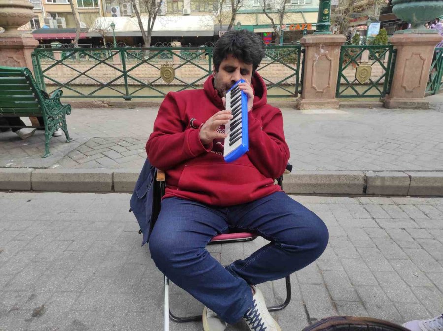 Eşini Kaybeden Engelli Müzisyen Tüm Zorluklara Rağmen Sanatını İcra Ediyor