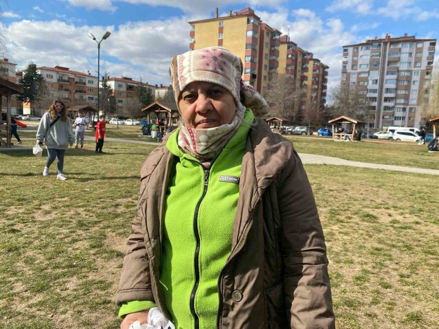 22 Yıldır Sokak Hayvanlarını Besliyor