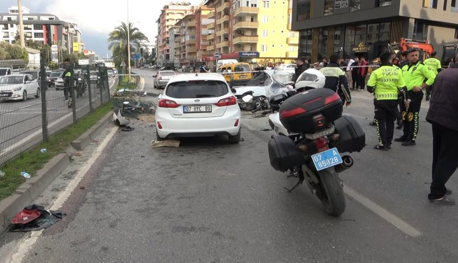 Alanya’da Bariyerleri Kıran Otomobil İki Araca Çarptı: 2 Ölü, 4 Yaralı