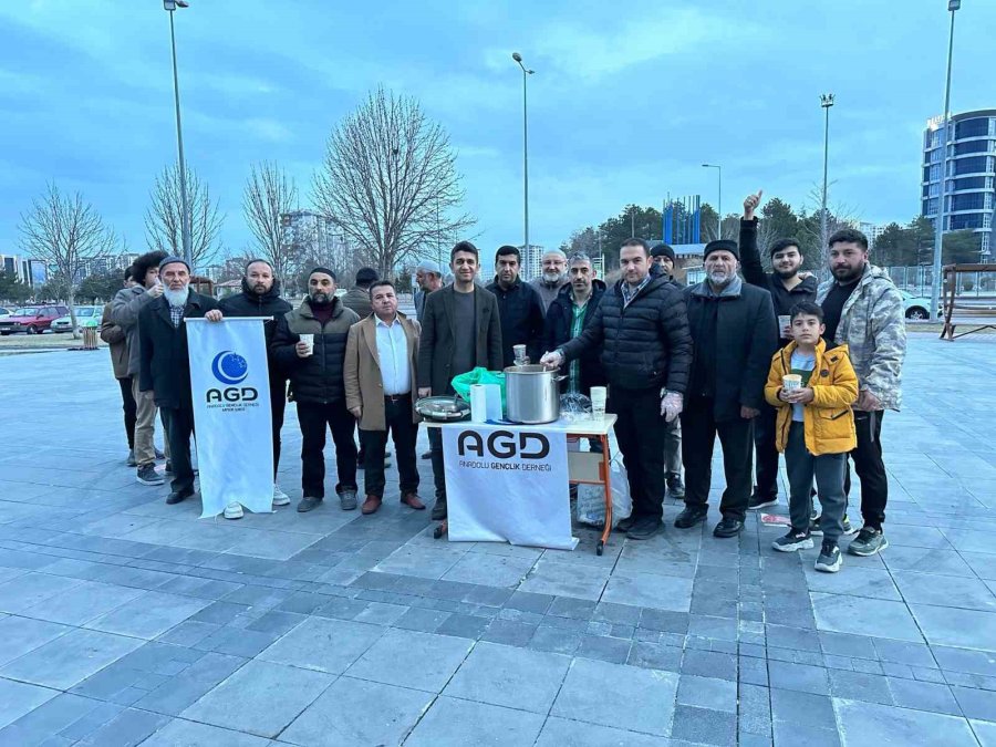 Cami Çıkışında Sıcak Karşılama