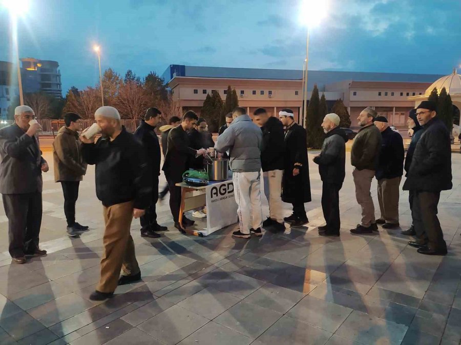 Cami Çıkışında Sıcak Karşılama