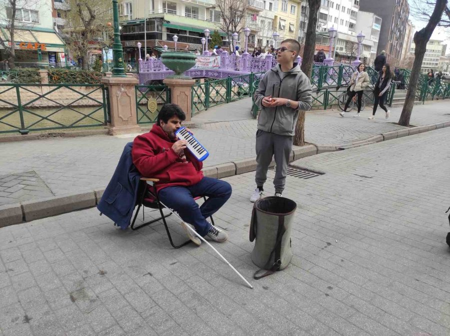 Eşini Kaybeden Engelli Müzisyen Tüm Zorluklara Rağmen Sanatını İcra Ediyor