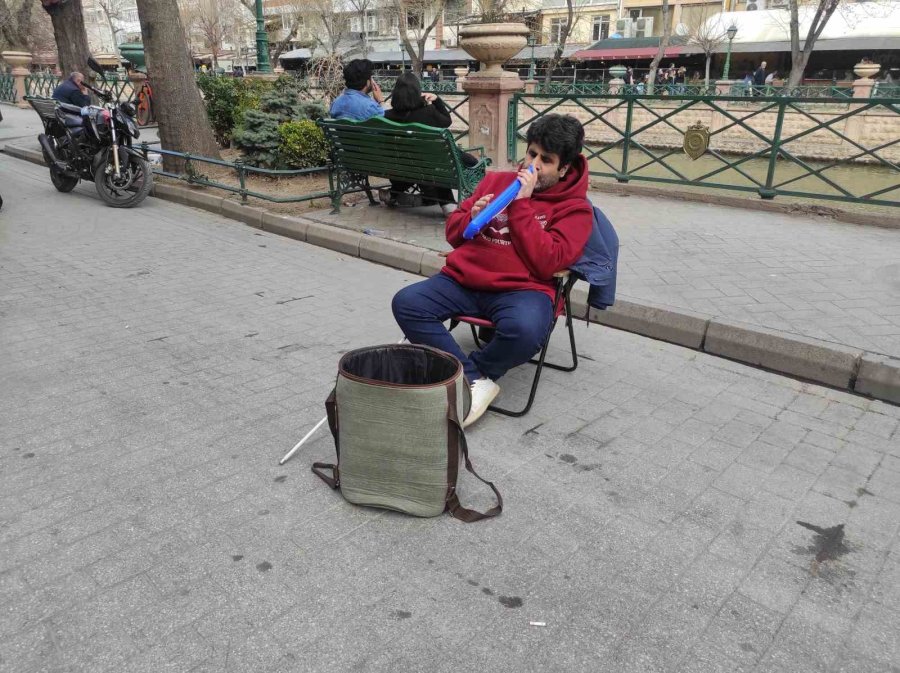 Eşini Kaybeden Engelli Müzisyen Tüm Zorluklara Rağmen Sanatını İcra Ediyor