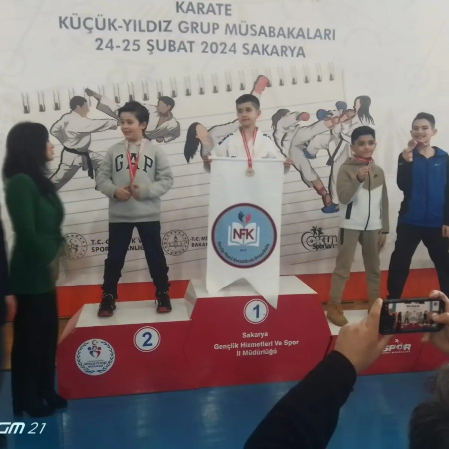 Okul Sporlarında Bir Okul 3 Birincilik