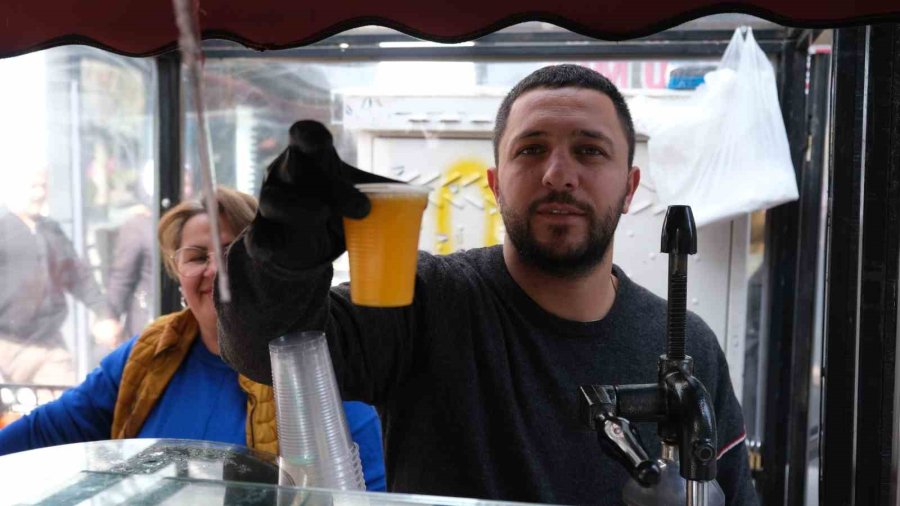 Havalar Isınırken Vatandaşların Tercihi Nar Ve Portakal Suyu Oluyor