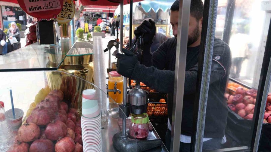 Havalar Isınırken Vatandaşların Tercihi Nar Ve Portakal Suyu Oluyor