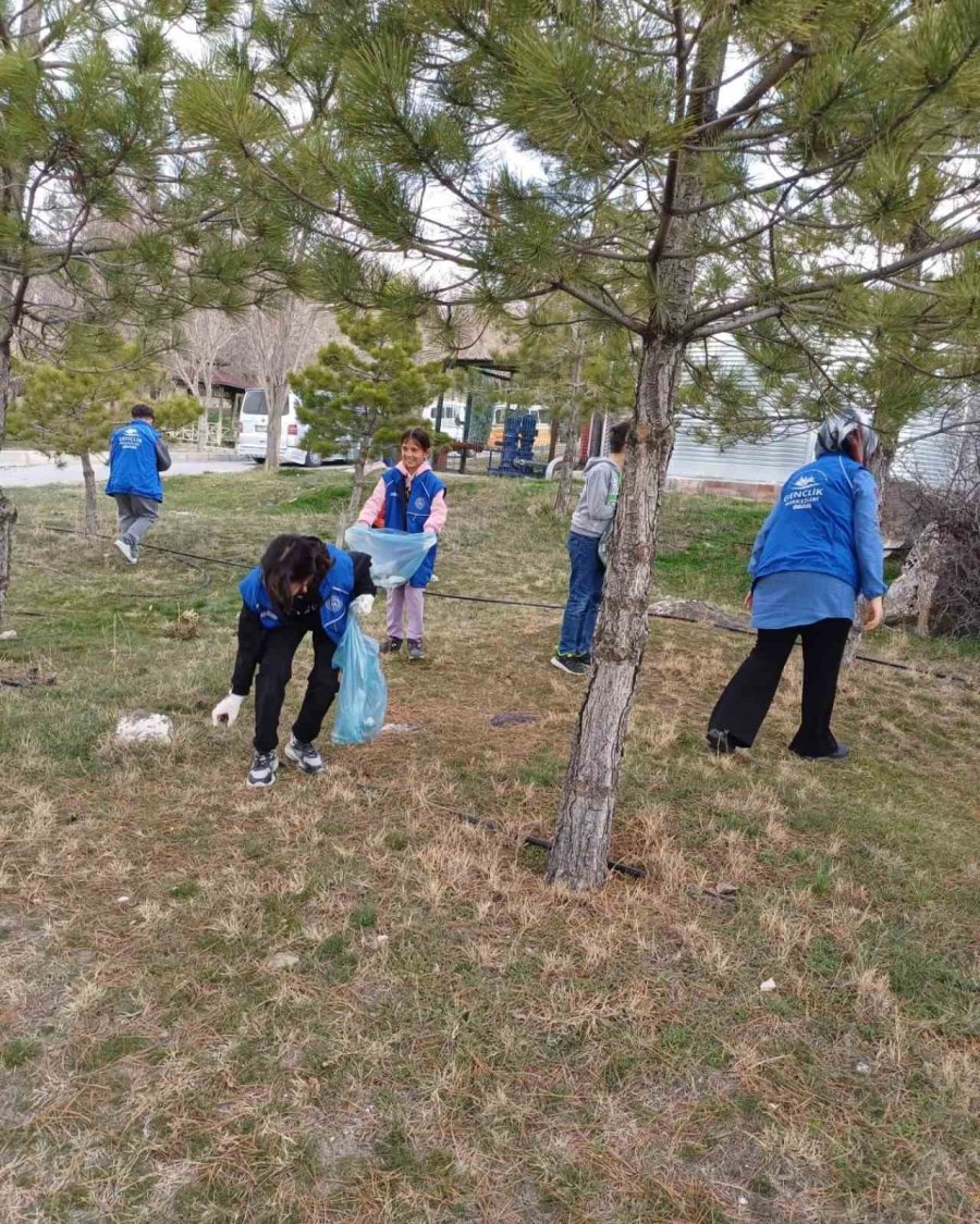 Karapınar’da Gençlik Merkezi Gönüllüleri Çevre Temizliği Yaptı