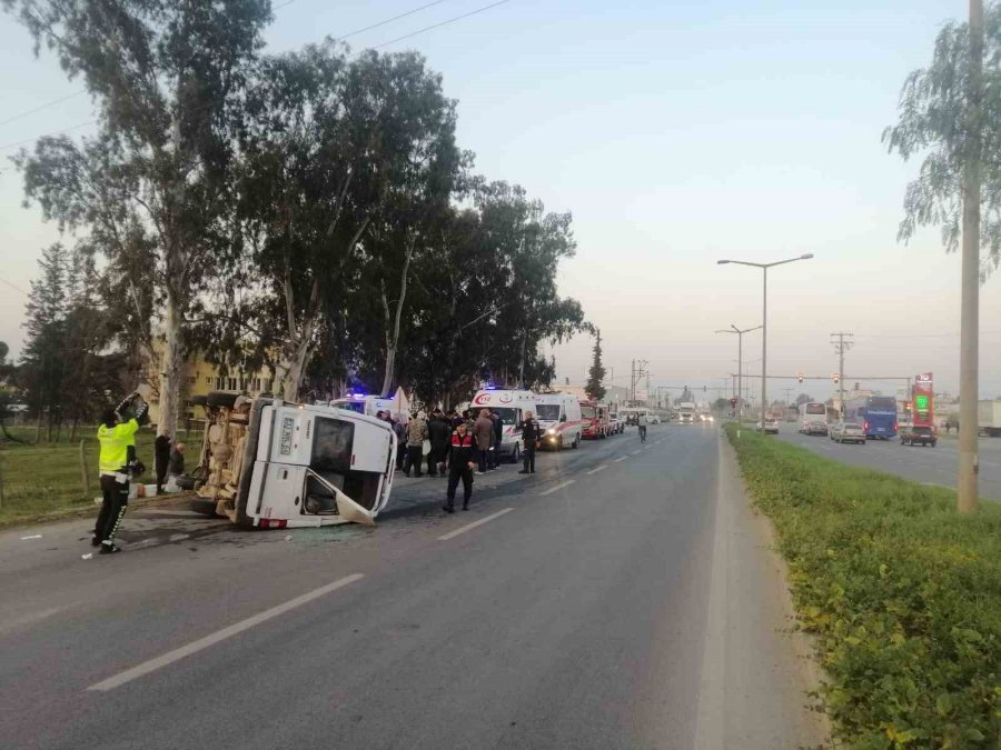 Tarım İşçilerini Taşıyan Minibüs İle Kamyonet Çarpıştı: 6 Yaralı