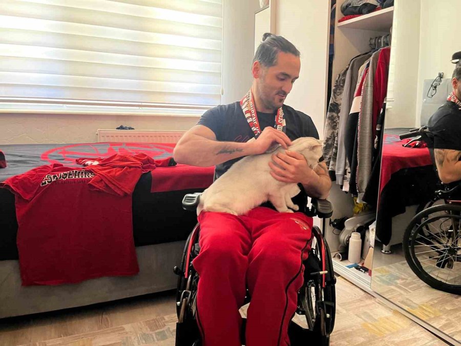 Futbol Takımının Peşinde Koşarken Kaza Geçirerek Yürüme Yetisini Kaybeden Taraftar Destek Belliyor