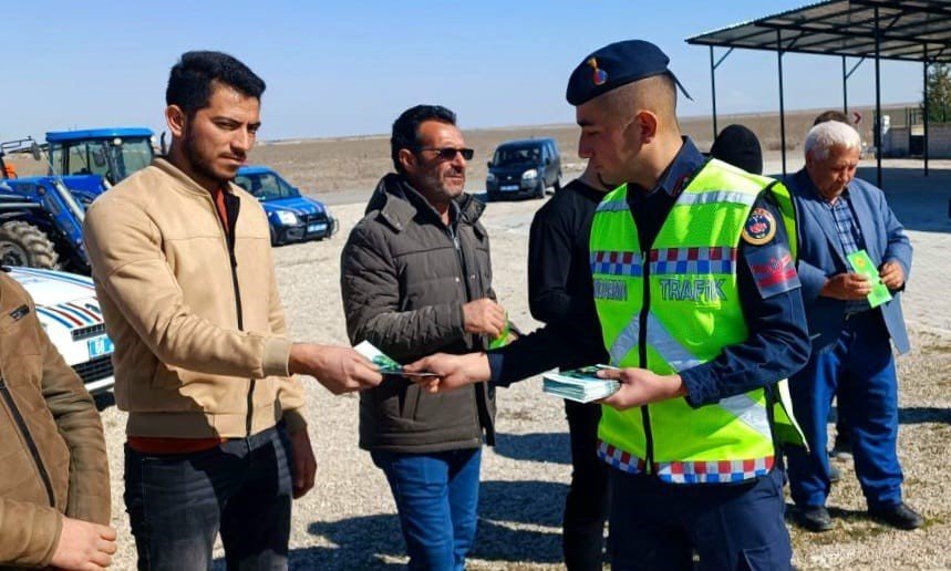 Jandarmadan Sürücülere Hem Reflektör Dağıttı Hem De Eğitim Verdi