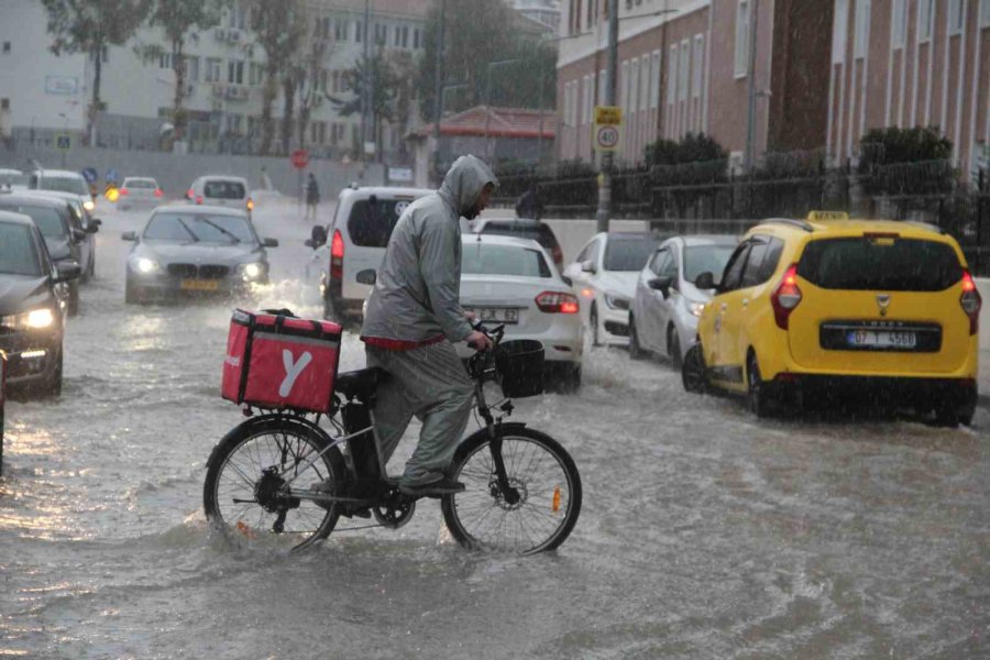 Antalya’da Sağanak Yağış Yolları Nehre Çevirdi