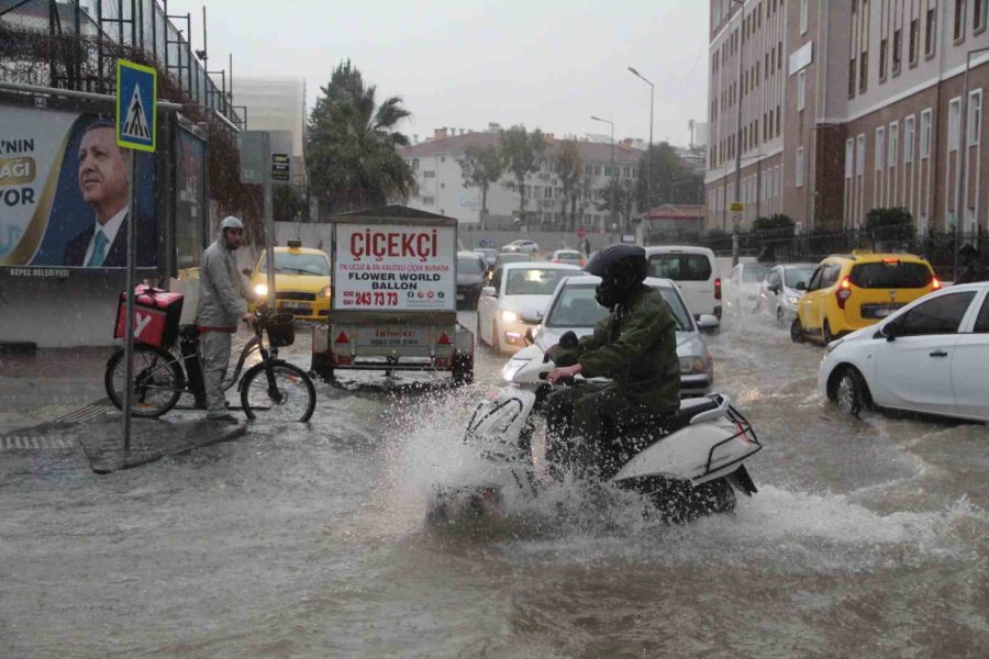 Antalya’da Sağanak Yağış Yolları Nehre Çevirdi