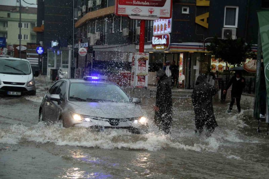 Antalya’da Sağanak Yağış Yolları Nehre Çevirdi