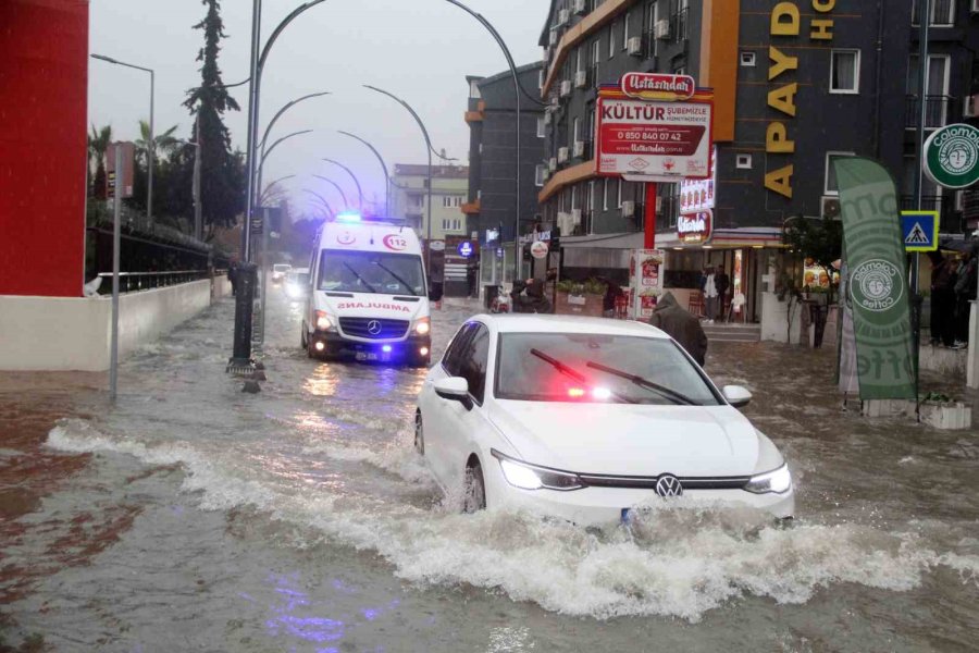 Antalya’da Sağanak Yağış Yolları Nehre Çevirdi