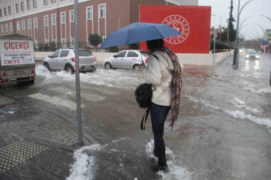 Antalya’da Sağanak Yağış Yolları Nehre Çevirdi