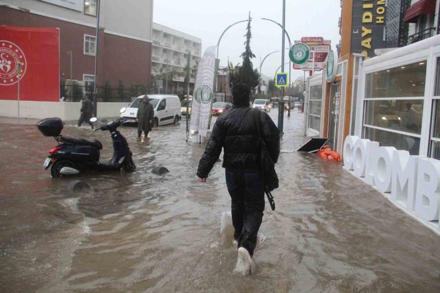 Antalya’da Sağanak Yağış Yolları Nehre Çevirdi