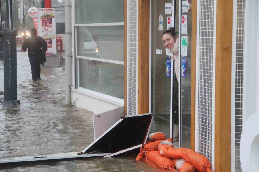 Antalya’da Sağanak Yağış Yolları Nehre Çevirdi