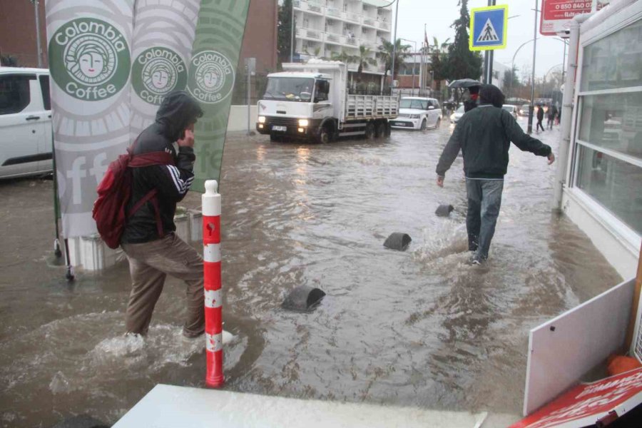 Antalya’da Sağanak Yağış Yolları Nehre Çevirdi
