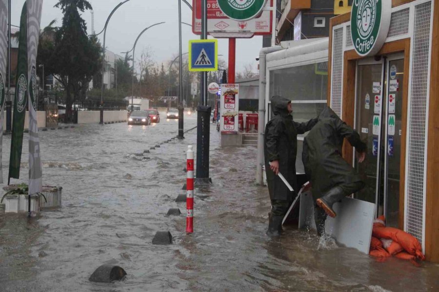 Antalya’da Sağanak Yağış Yolları Nehre Çevirdi