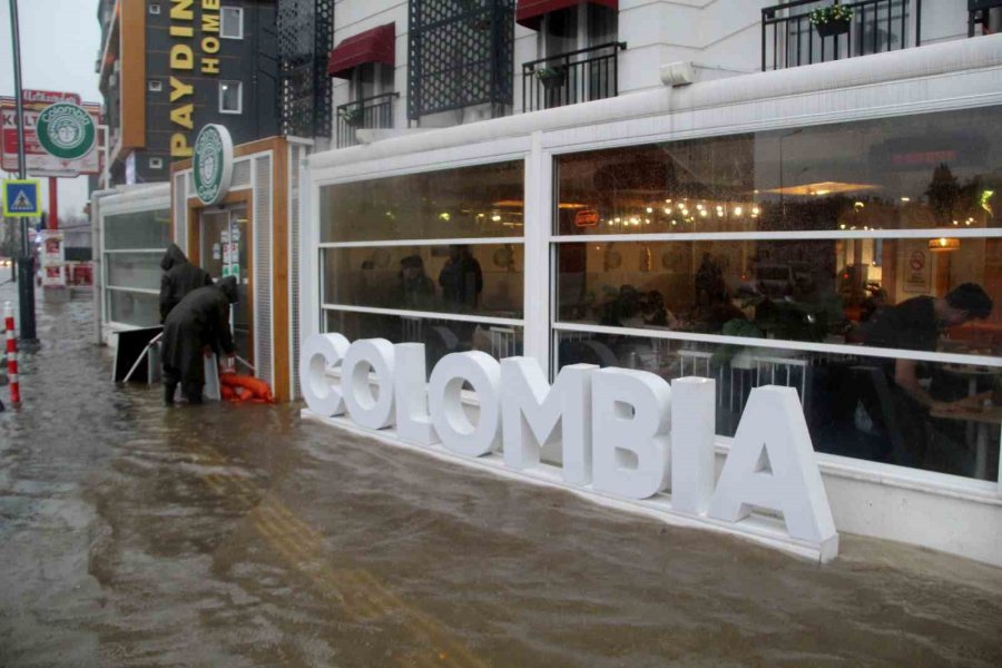 Antalya’da Sağanak Yağış Yolları Nehre Çevirdi