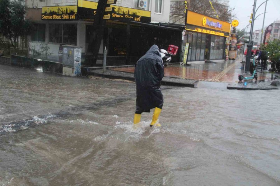 Antalya’da Sağanak Yağış Yolları Nehre Çevirdi